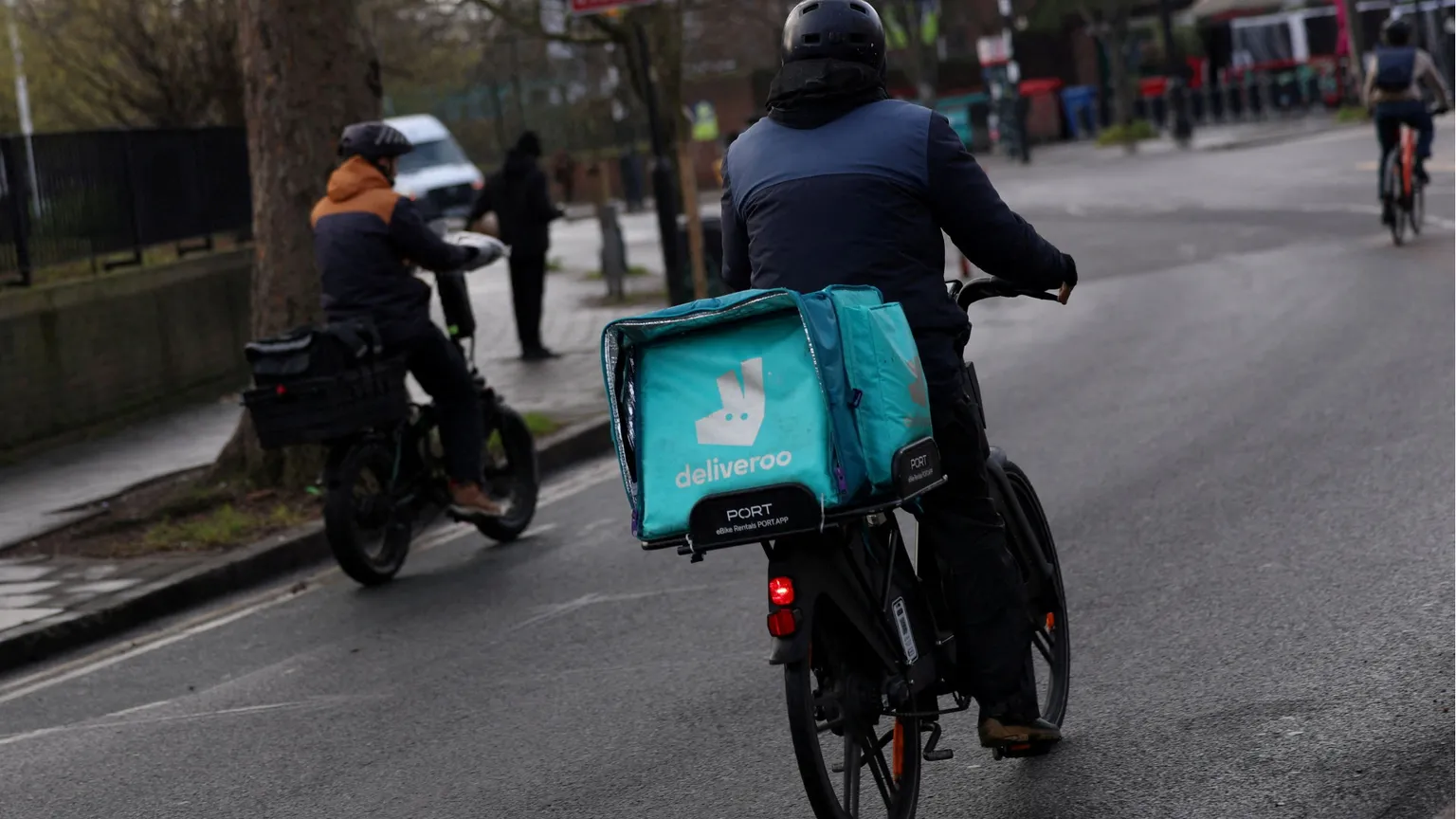 Caporalato sui rider, controllo giudiziario per Deliveroo
