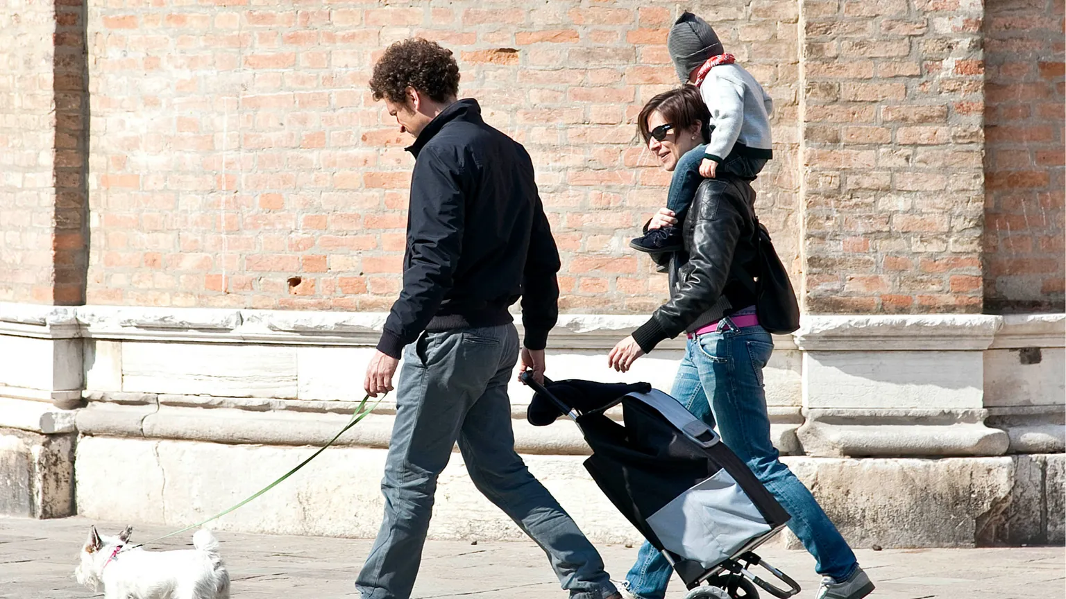 Famiglia a spasso con il cane