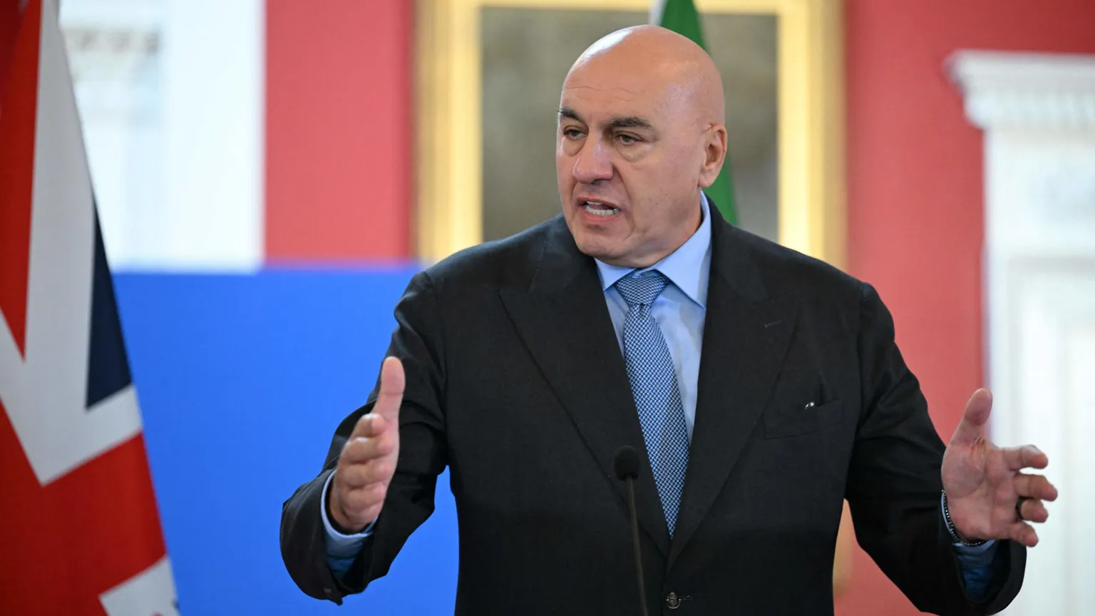 Crosetto rientra da Dubai: ho pagato l'aereo di Stato. Ma per il M5s deve dimettersi