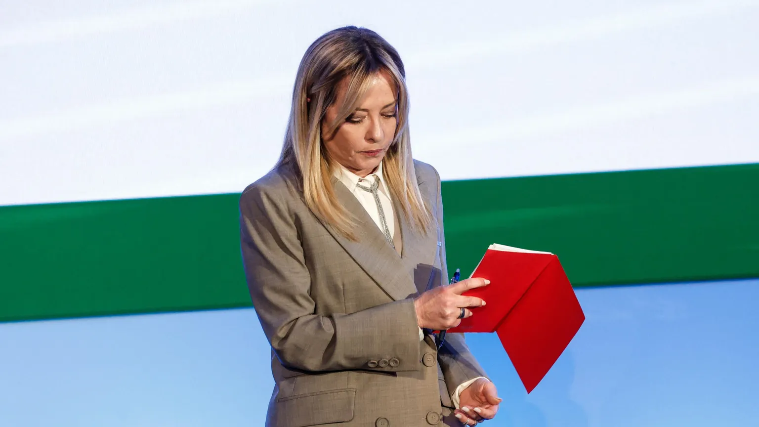 Meloni chiama Eni e Snam sull’energia.
Armi, basi: il conflitto visto dall’Italia