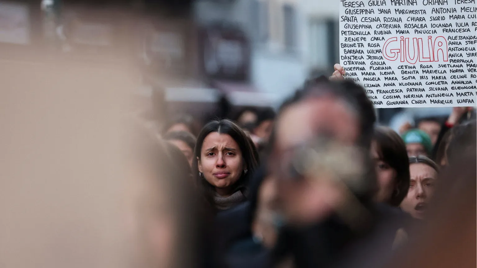 Una ragazza a una manifestazione contro i femminicidi