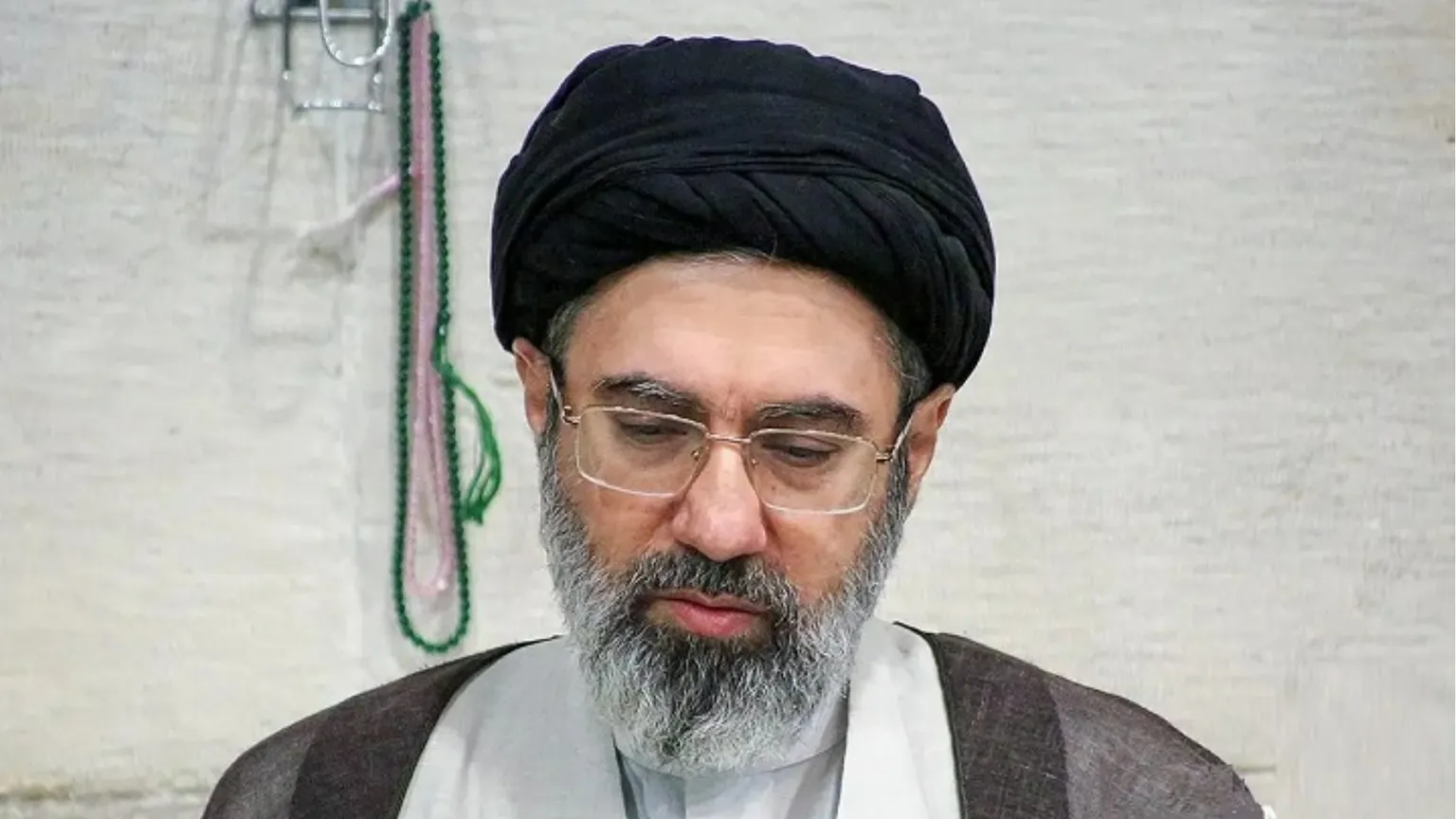 L'era Khamenei si dilata: rinviati funerali e successione