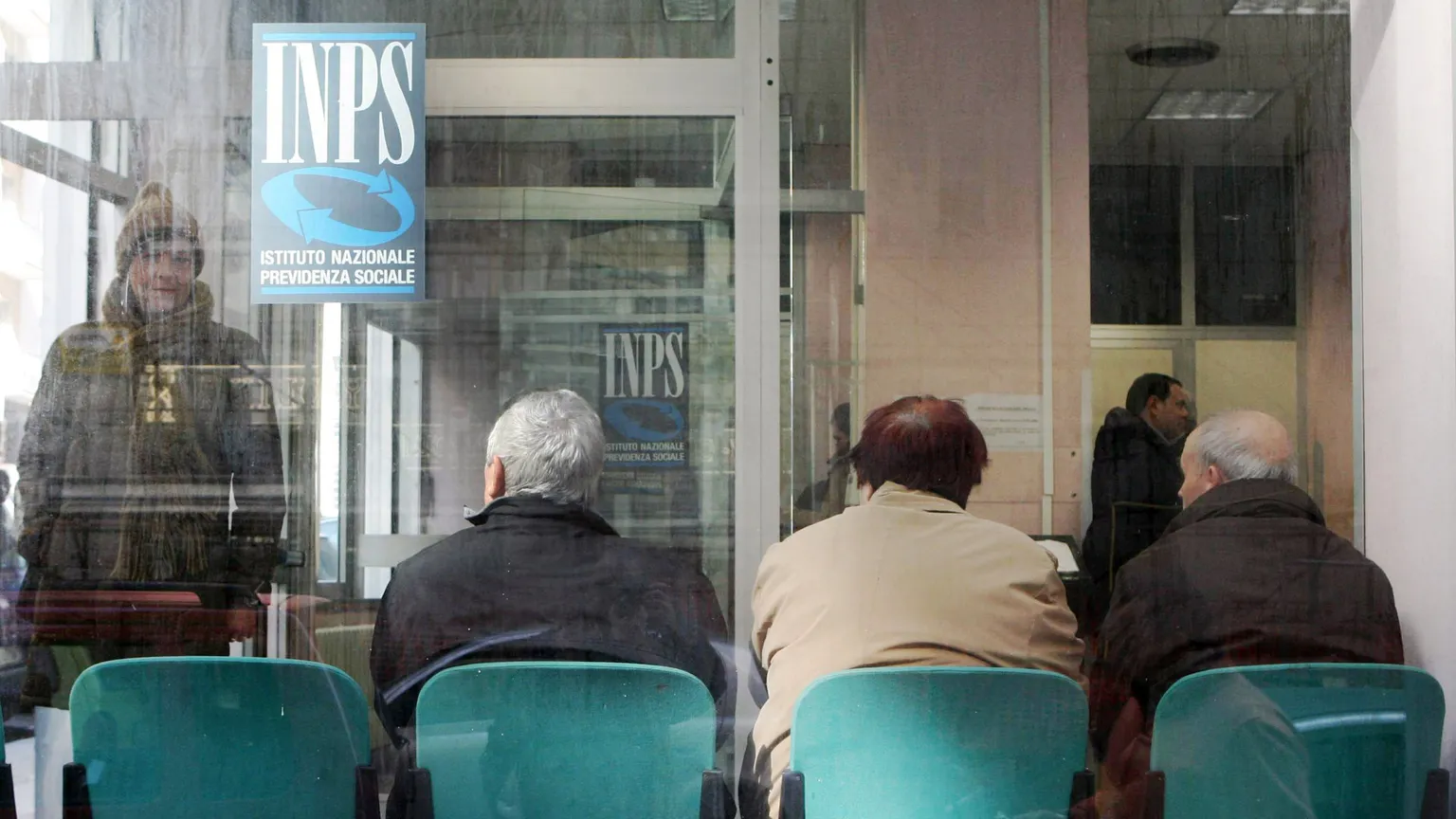 L'Italia non dovrà versare assegni sociali ai cittadini stranieri, anche se regolari