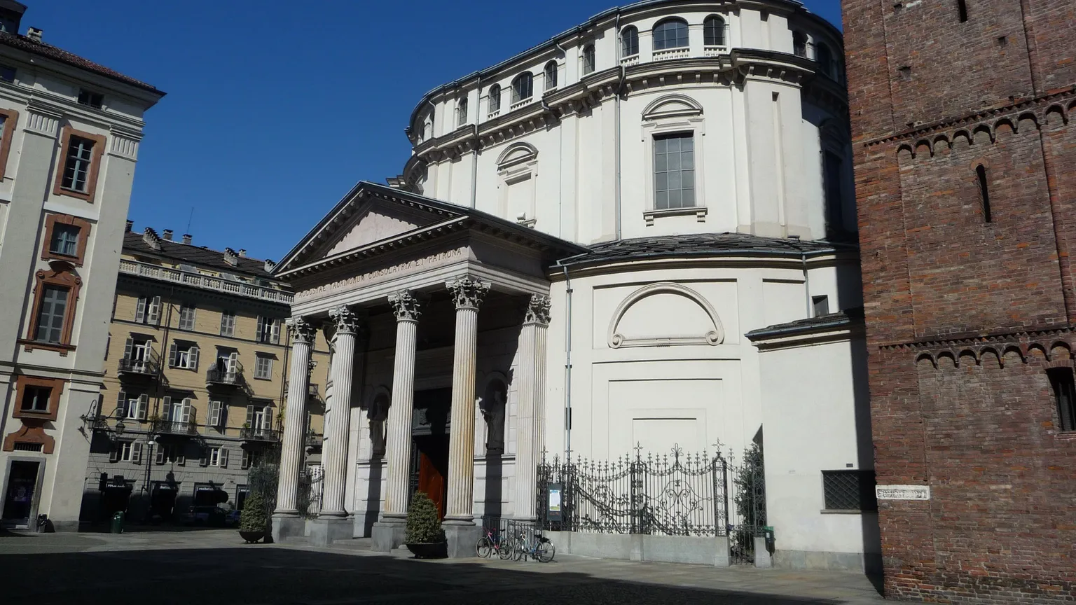 A Torino c'è un chilometro quadrato dove la vera ricchezza è l’umanità