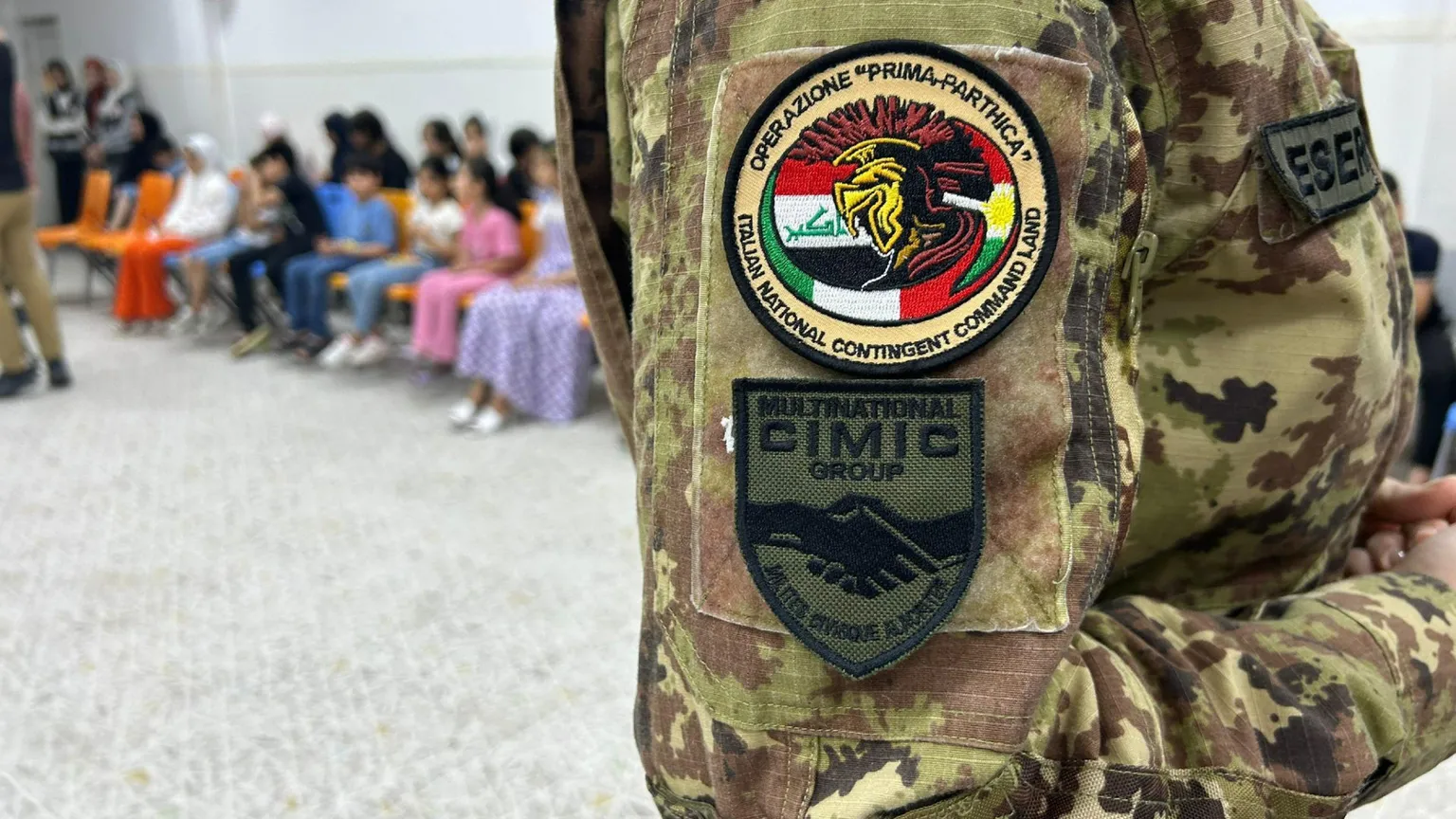 Il contingente italiano consegna materiale scolastico e abbigliamento ad alcuni orfani di Erbil / ANSA