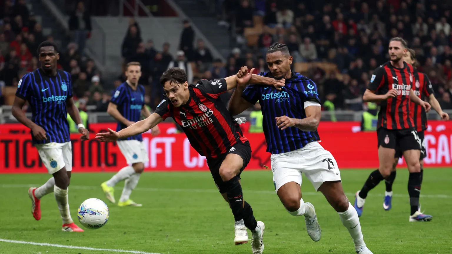 Basta con le violenze sugli arbitri. Ma per favore, salvate il calcio dal Var