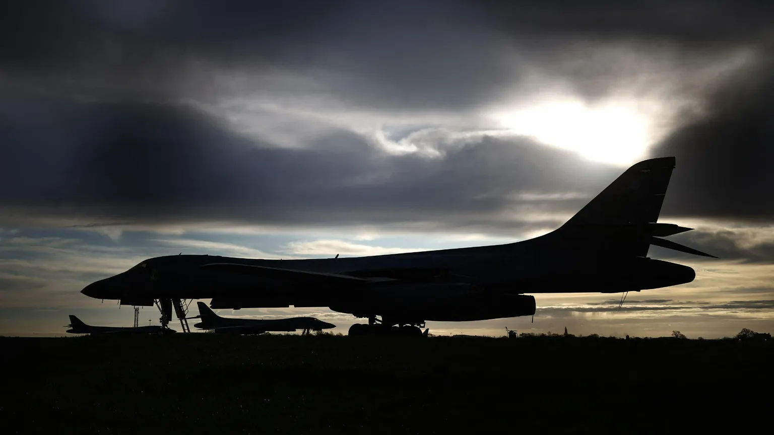 I bombardieri B-1 Lancer dell'aeronautica militare statunitense nella base RAF di Fairford, nel sud-ovest dell'Inghilterra