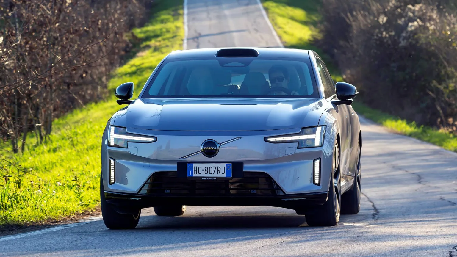 Mezzo pieno in 10 minuti: Volvo ES90 cambia le regole del gioco