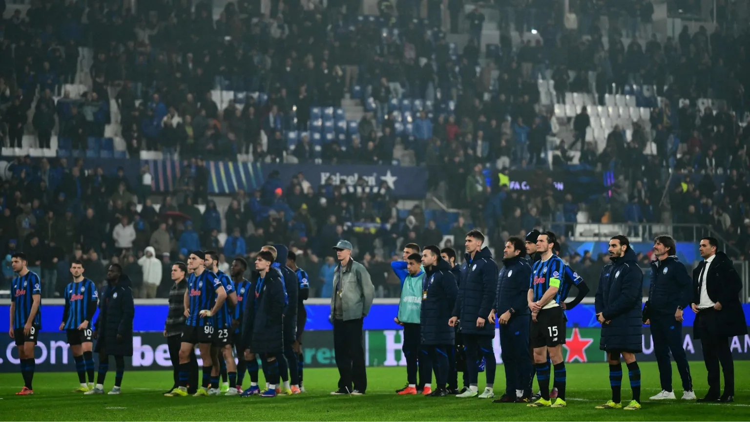 I giocatori dell'Atalanta ricevono gli applausi e il tributo della proprio tifoseria alla fine della partita col Bayern, persa 6 a 1