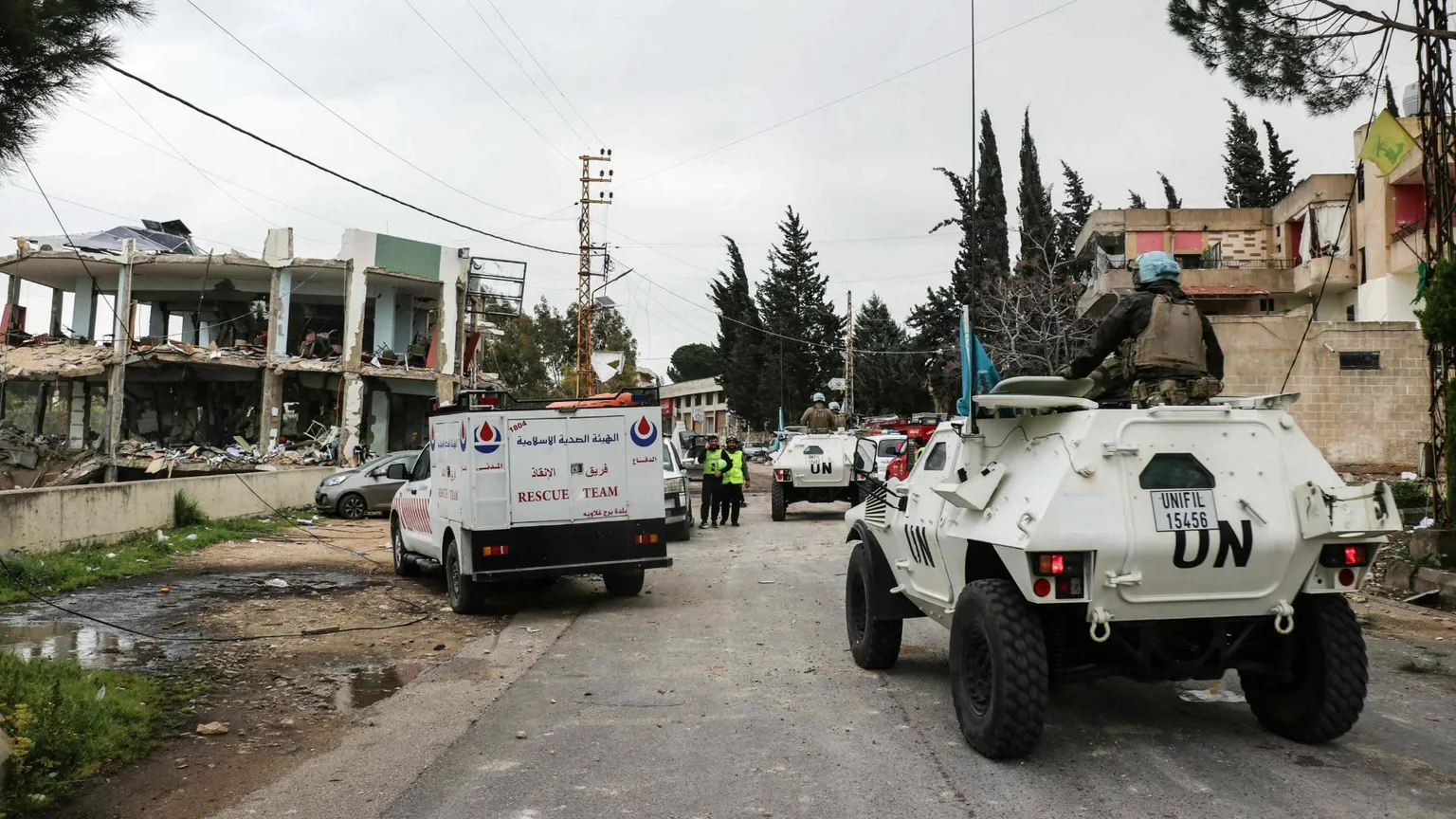 Caschi blu della Forza di interposizione dell’Onu in Libano nella città di Burj Qalawiya, colpita il 14 marzo da un raid che ha ucciso una decina di operatori sanitari