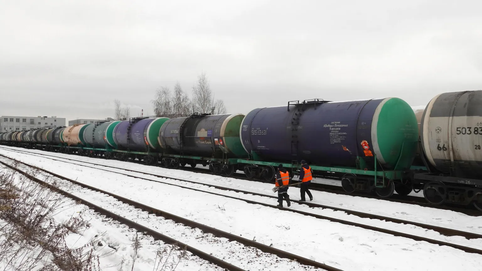 Un treno trasporta cisterne petrolifere su una ferrovia alla periferia di Mosca / ANSA