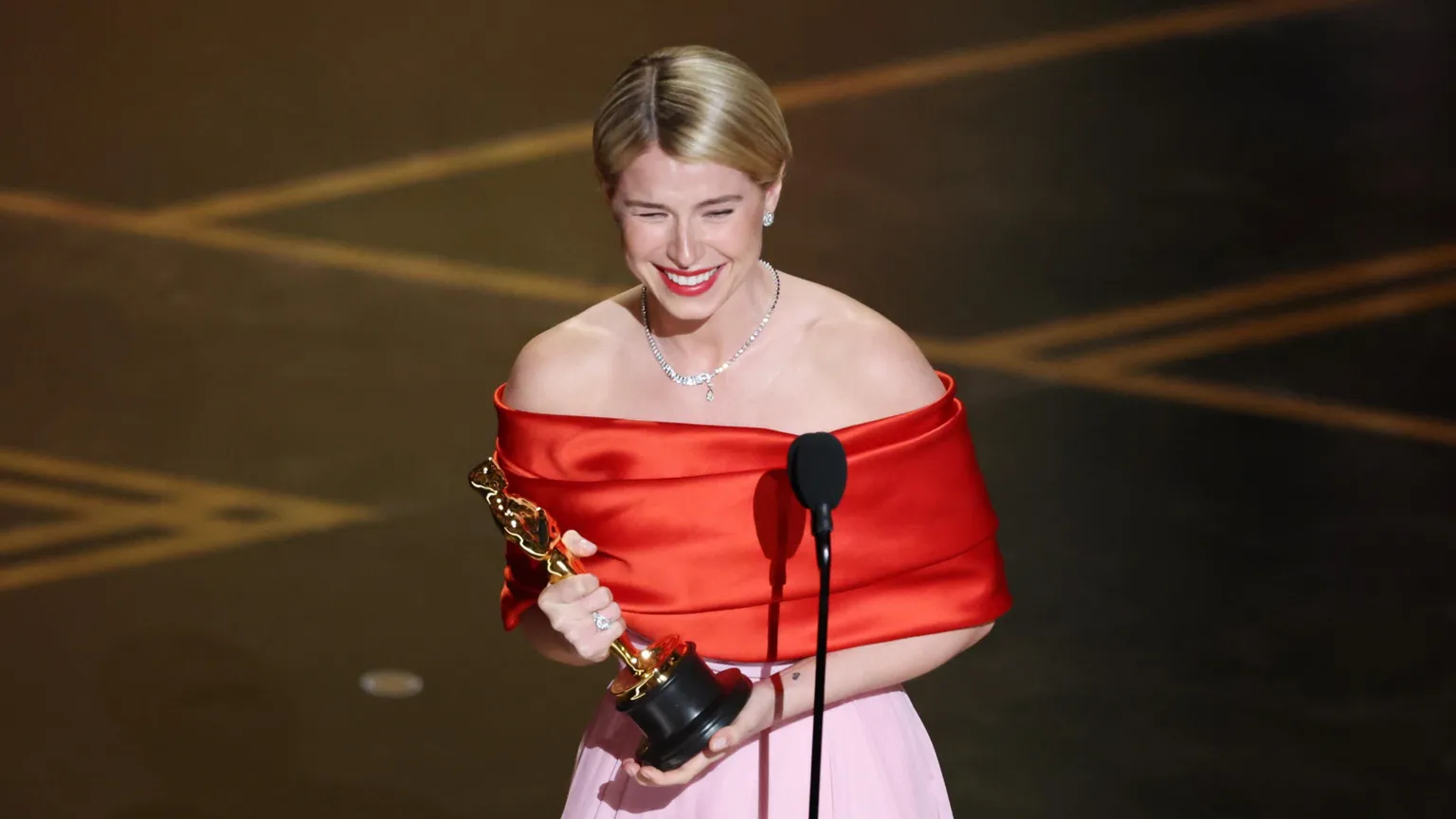 Jessie Buckley durante il suo discorso alla cerimonia degli Oscar
