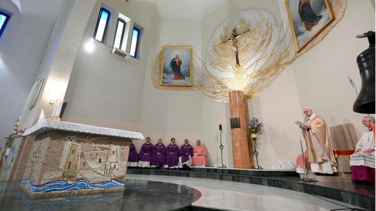 Leone XIV tiene l'omelia durante la visita alla parrocchia del Sacro Cuore a Ponte Mammolo
