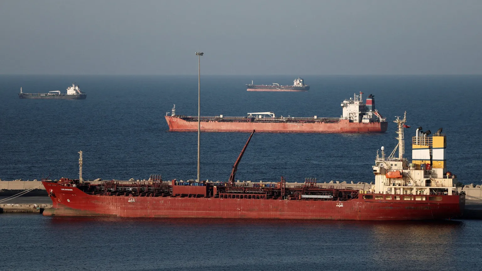 Trump chiama alle armi l'Occidente per lo Stretto di Hormuz (ma gli va male)