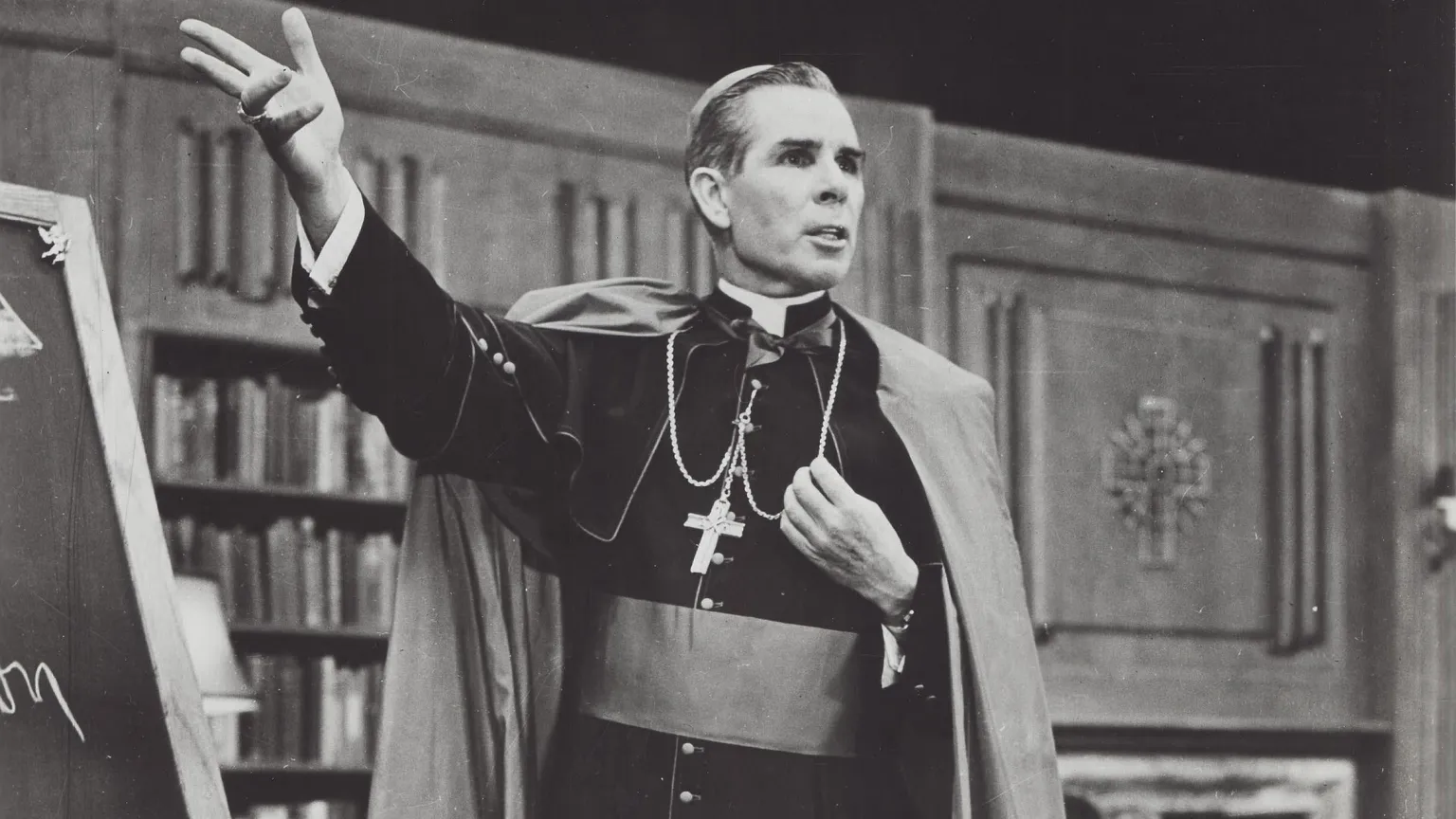 «La vita merita di essere vissuta».
Così Fulton Sheen portò Dio in tv e non solo