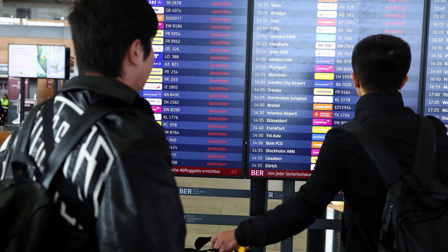Voli cancellati, disdette e caro-carburante: la guerra in Iran paralizza il turismo globale