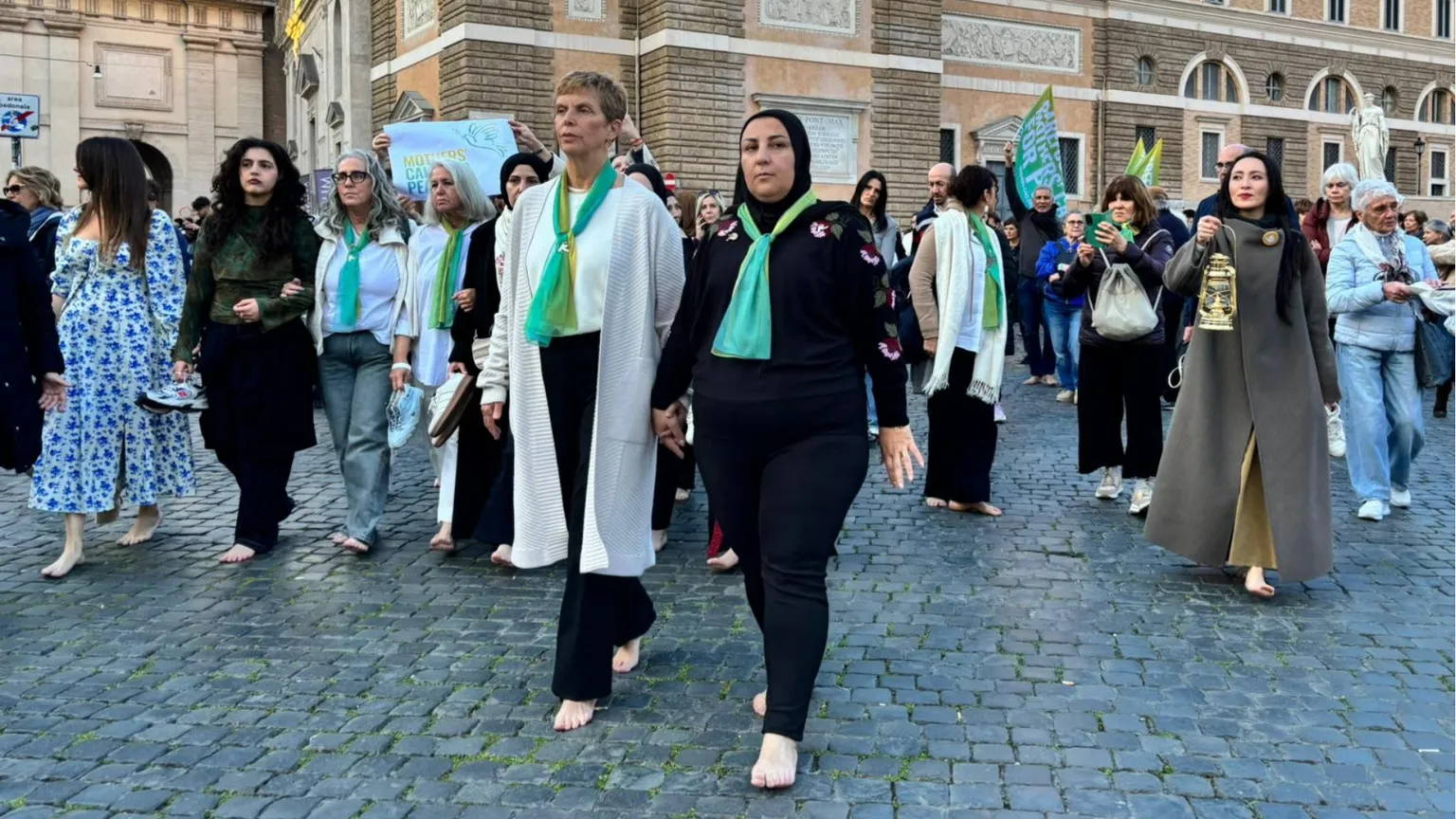 L’israeliana Yael Admi, a sinistra, e la palestinese Reem Al-Hajajreh ieri a Roma per la “Barefoot walk: mothers’ call for Peace”