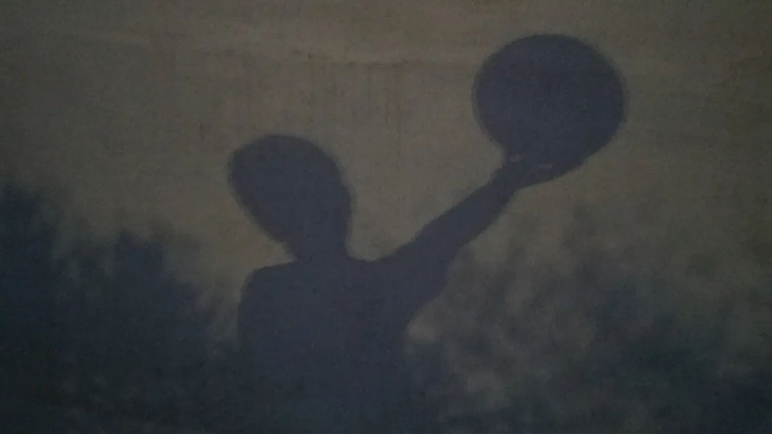 Un bambino con un pallone