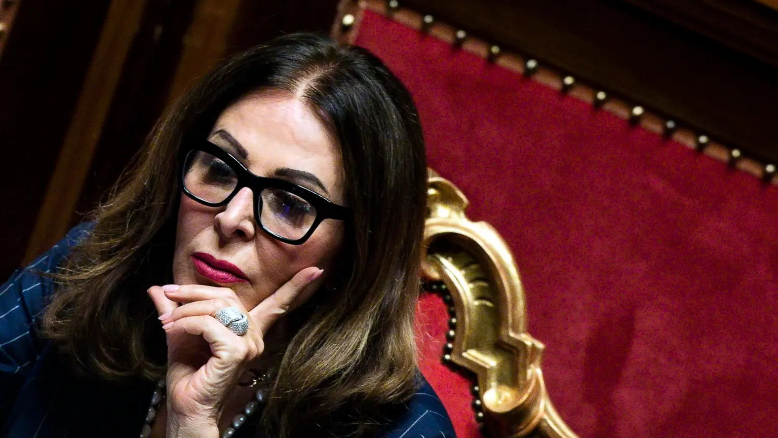 Santanché si dimette e attacca: «Amarezza, ma obbedisco. Il mio certificato penale è immacolato»