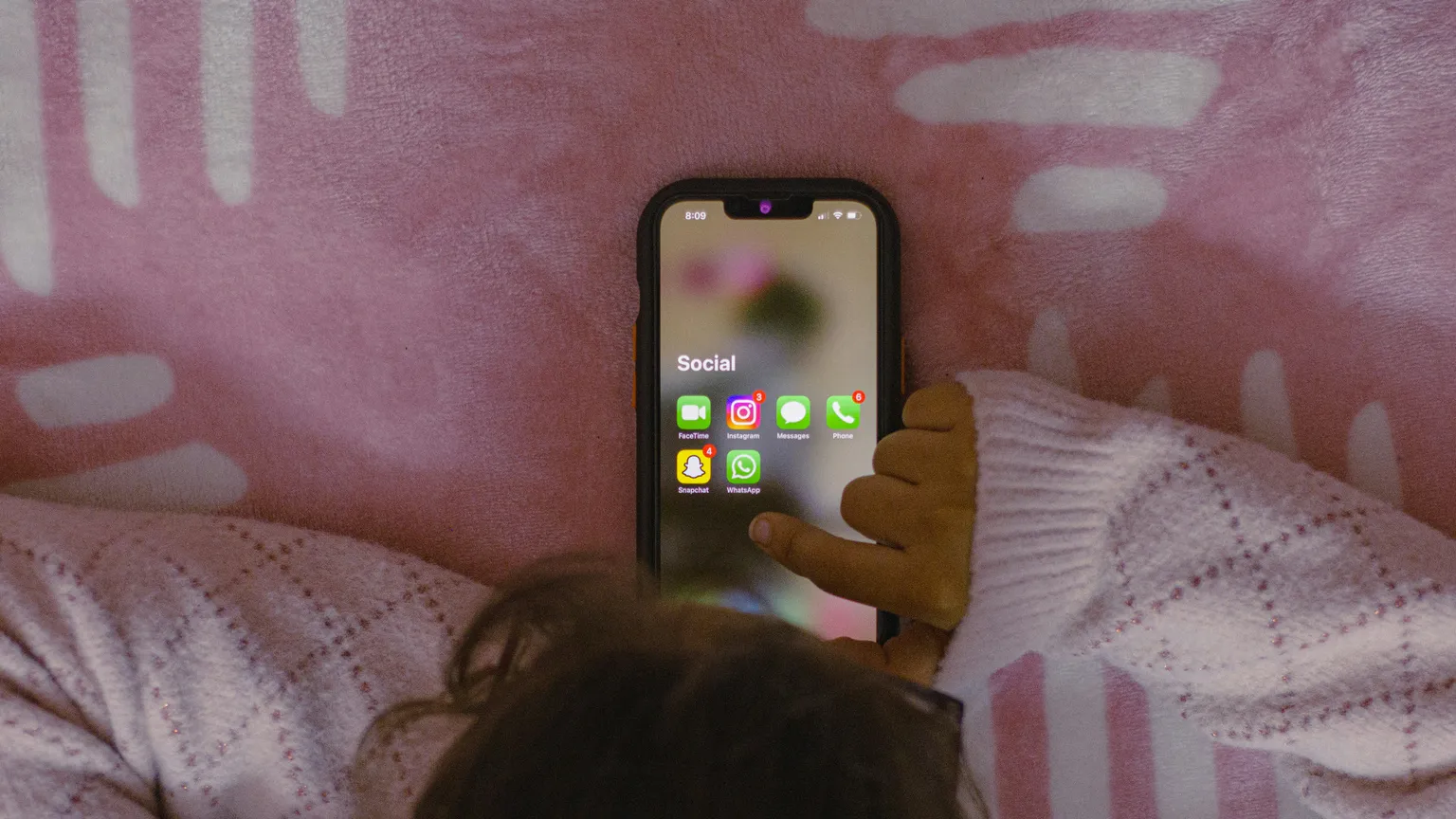 Su minori e social si muove anche l'Europa: indagine su Snapchat