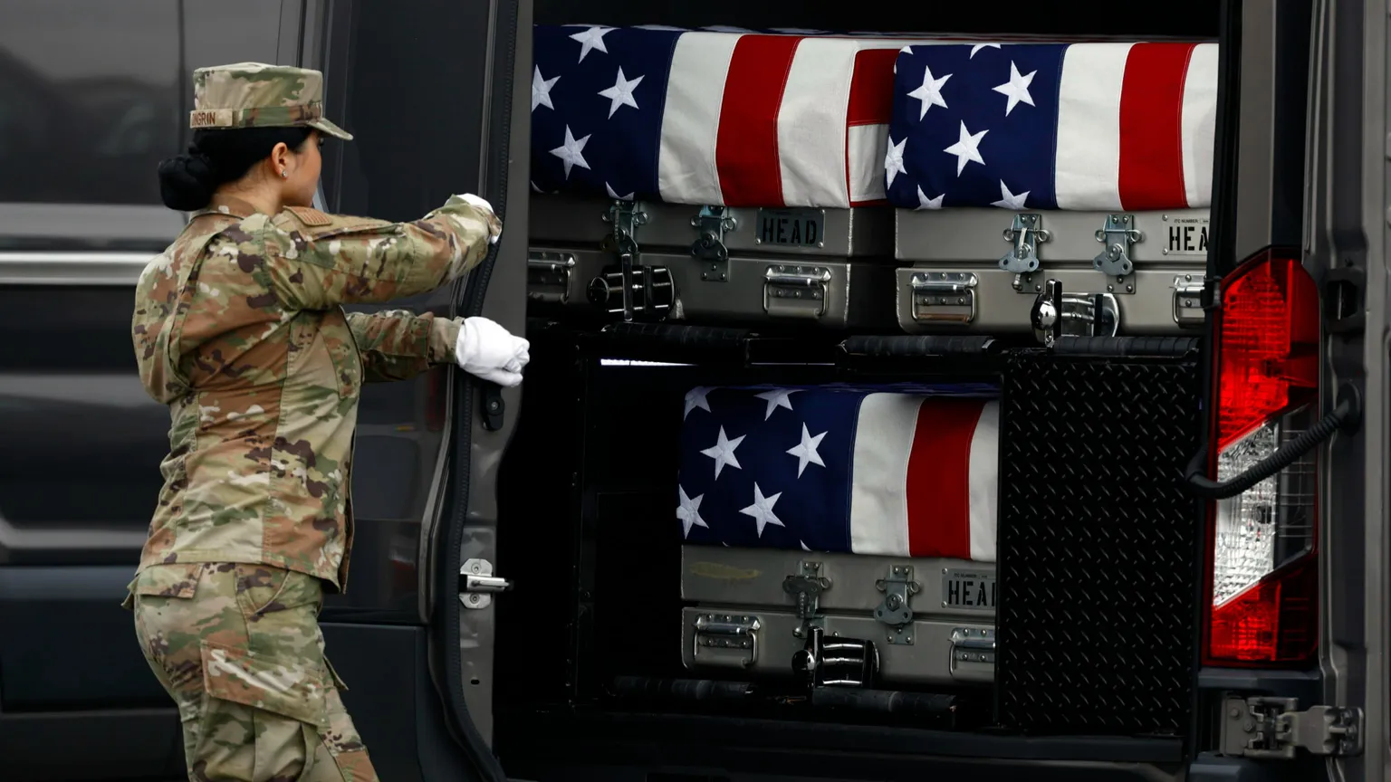 Trump farà la fine di Johnson e George W. Bush? In America torna l'incubo dei soldati uccisi