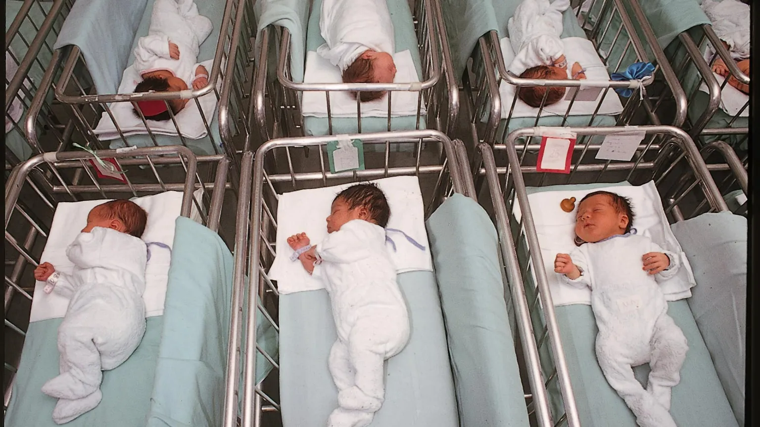 Sempre meno figli e sempre più tardi: i nuovi, drammatici numeri del gelo demografico