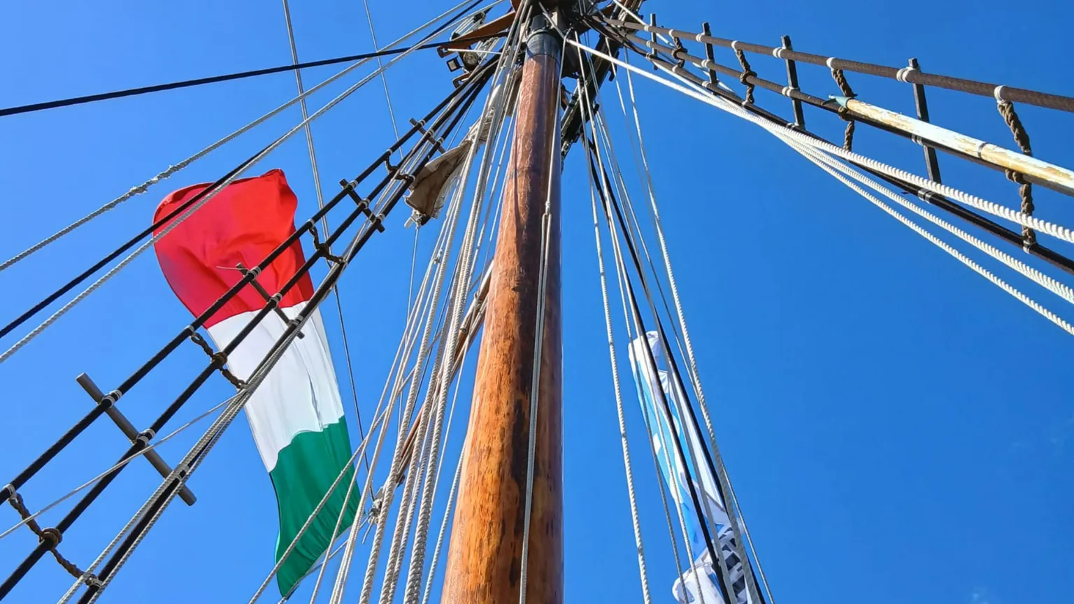 Il tricolore sventola a Sète, su un galeone