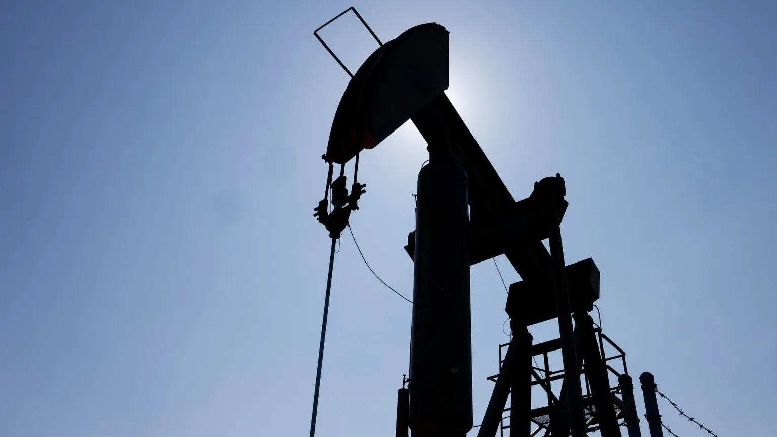 Petrolio in altalena sull’onda delle tensioni: corsa alle scorte