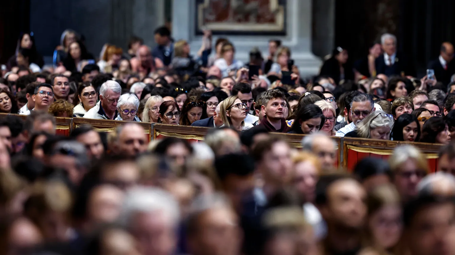 La folla in San Pietro per la preghiera di ieri col Papa
