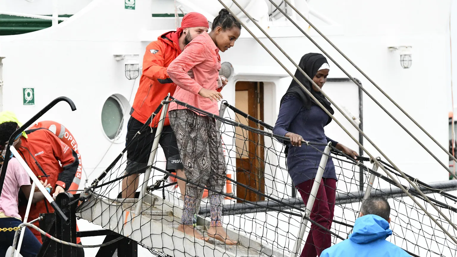 Uno sbarco di migranti a Crotone