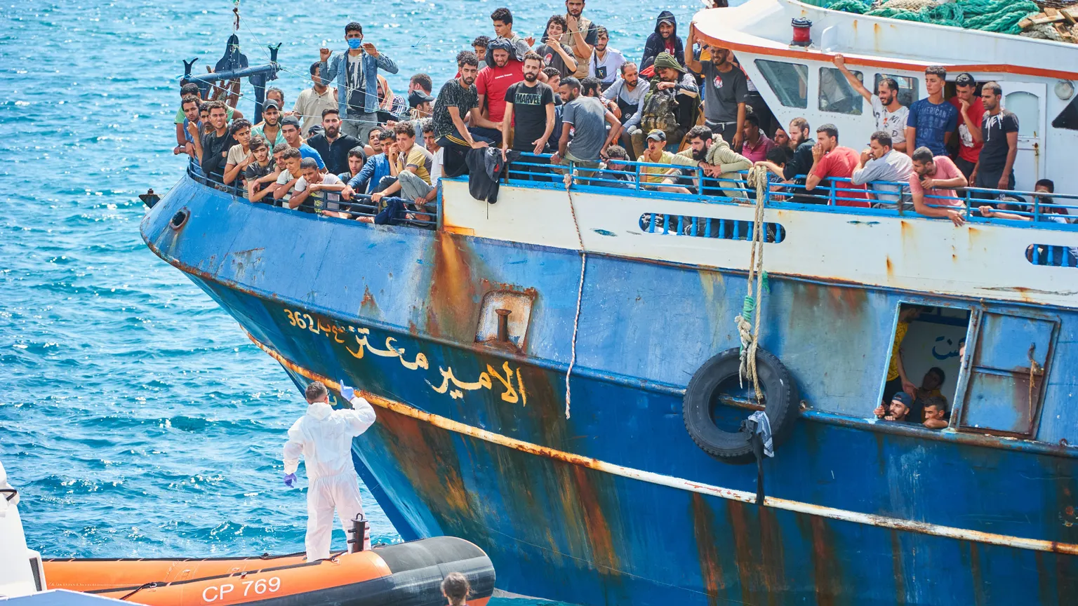 Foto d’archivio: uno sbarco di migranti a Catanzaro