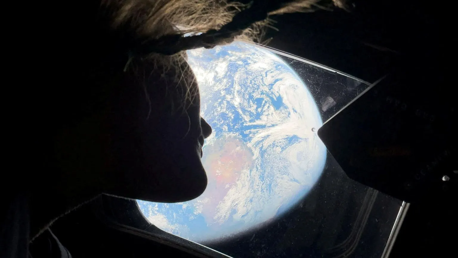 L'astronauta di Artemis II Christina Koch guarda la Terra dalla navicella Orion