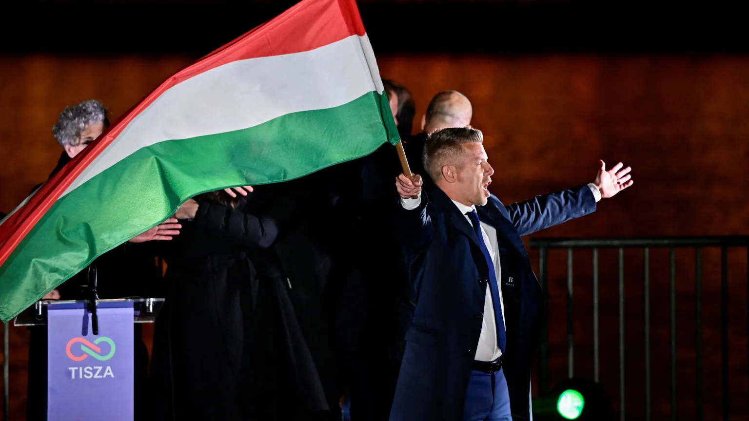 Peter Magyar, il leader dell'opposizione, dopo la vittoria