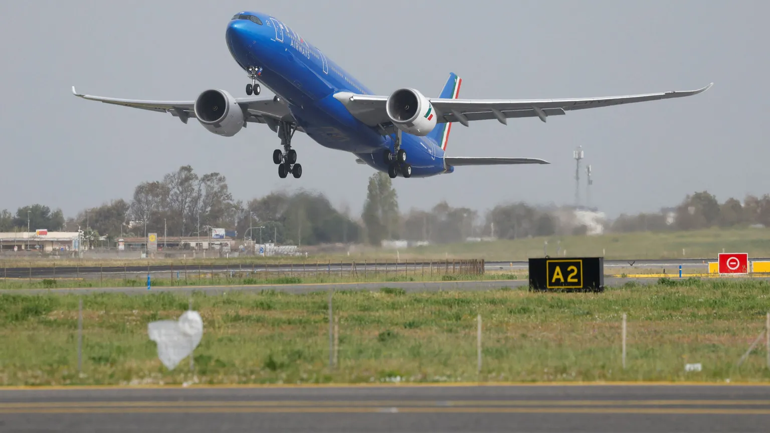 Perché l'Europa rischia davvero di restare a terra: la metà del "jet fuel" arriva dal Golfo