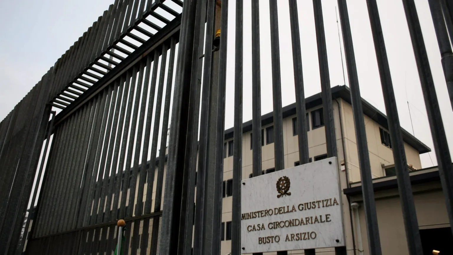 Cronaca del 15esimo suicidio in cella nel 2026. «Caro Denis, perdonaci»