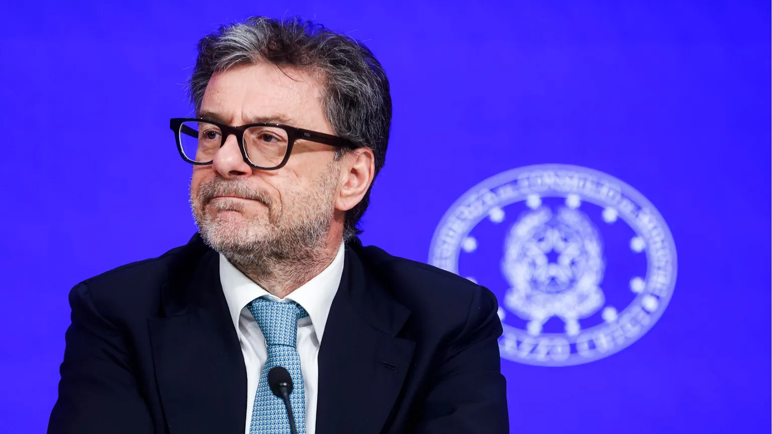 Il verdetto sui conti pubblici: per l'Europa l'Italia resta "sotto osservazione". Meloni: una beffa