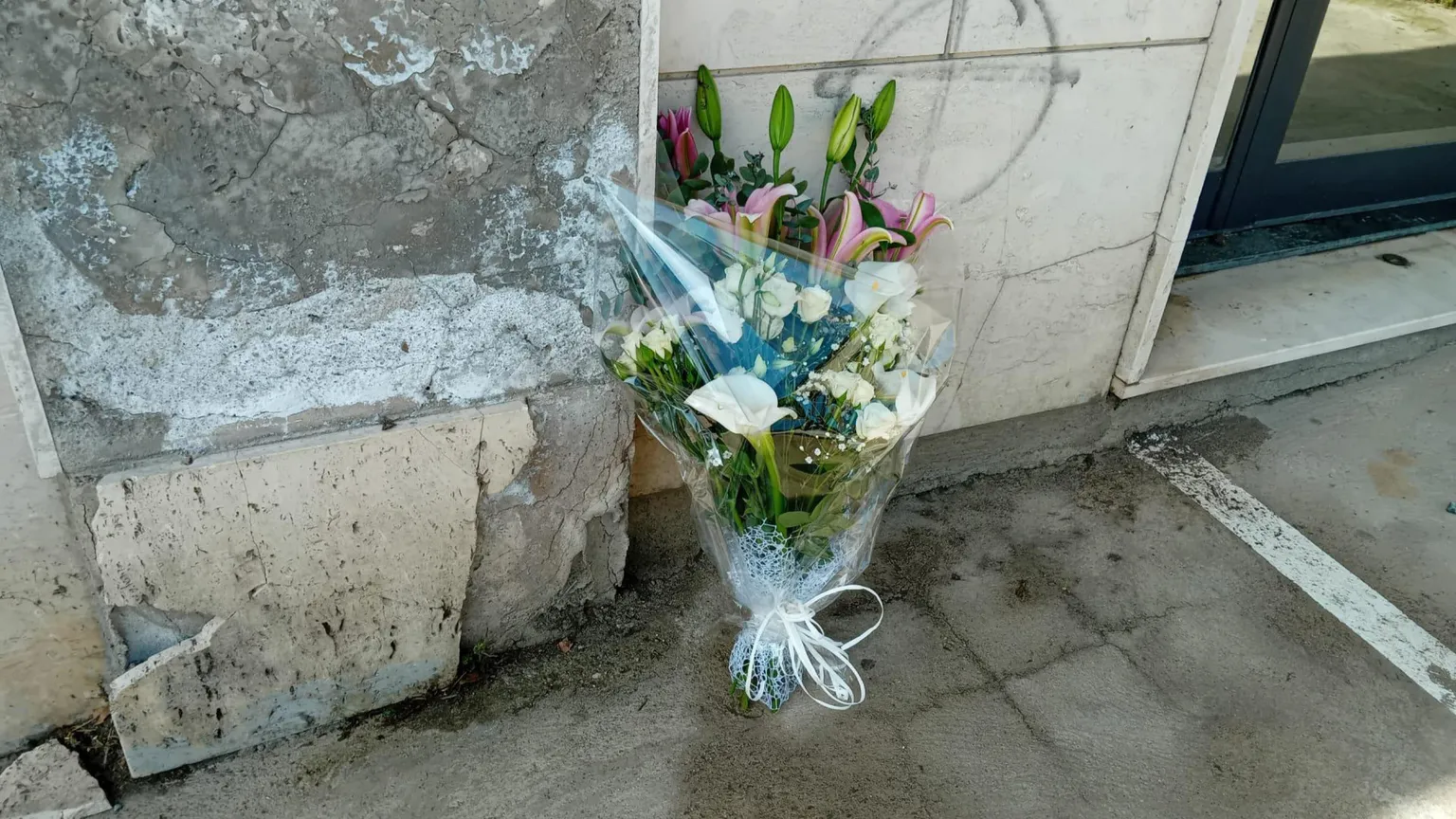 Si getta dal balcone con i figli, le parole del vescovo: riconoscere il dolore nascosto