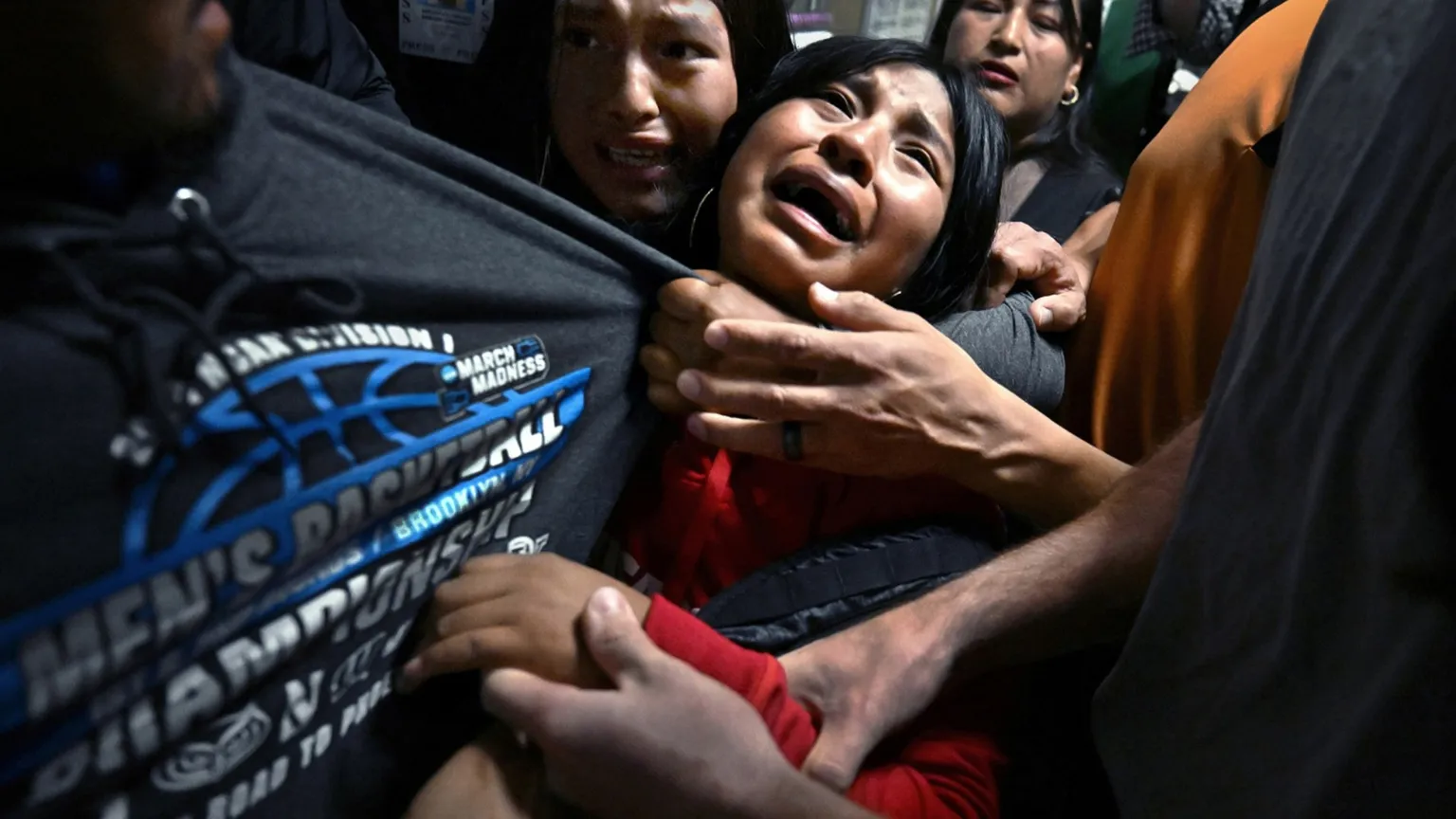Luis e la sua famiglia separata dall'Ice. Lo scatto di Carol Guzy vince il World Press Photo 2026