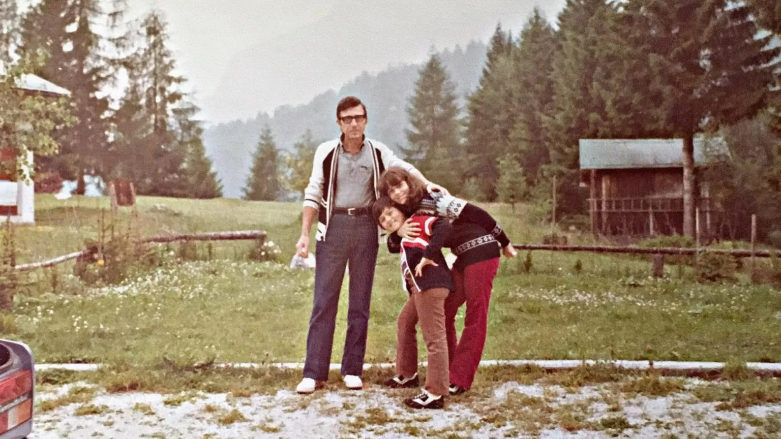 Il direttore dell’Ufficio del Registro di Foggia, Francesco Marcone, assieme ai figli Daniela e Paolo nella foto di famiglia scelta come copertina per il docufilm che racconta la storia del suo omicidio