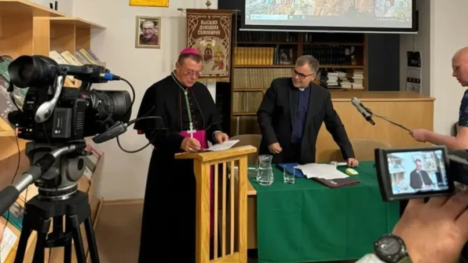 Un'immagine dell'annuncio alla stampa della rinuncia dell'amministratore apostolico