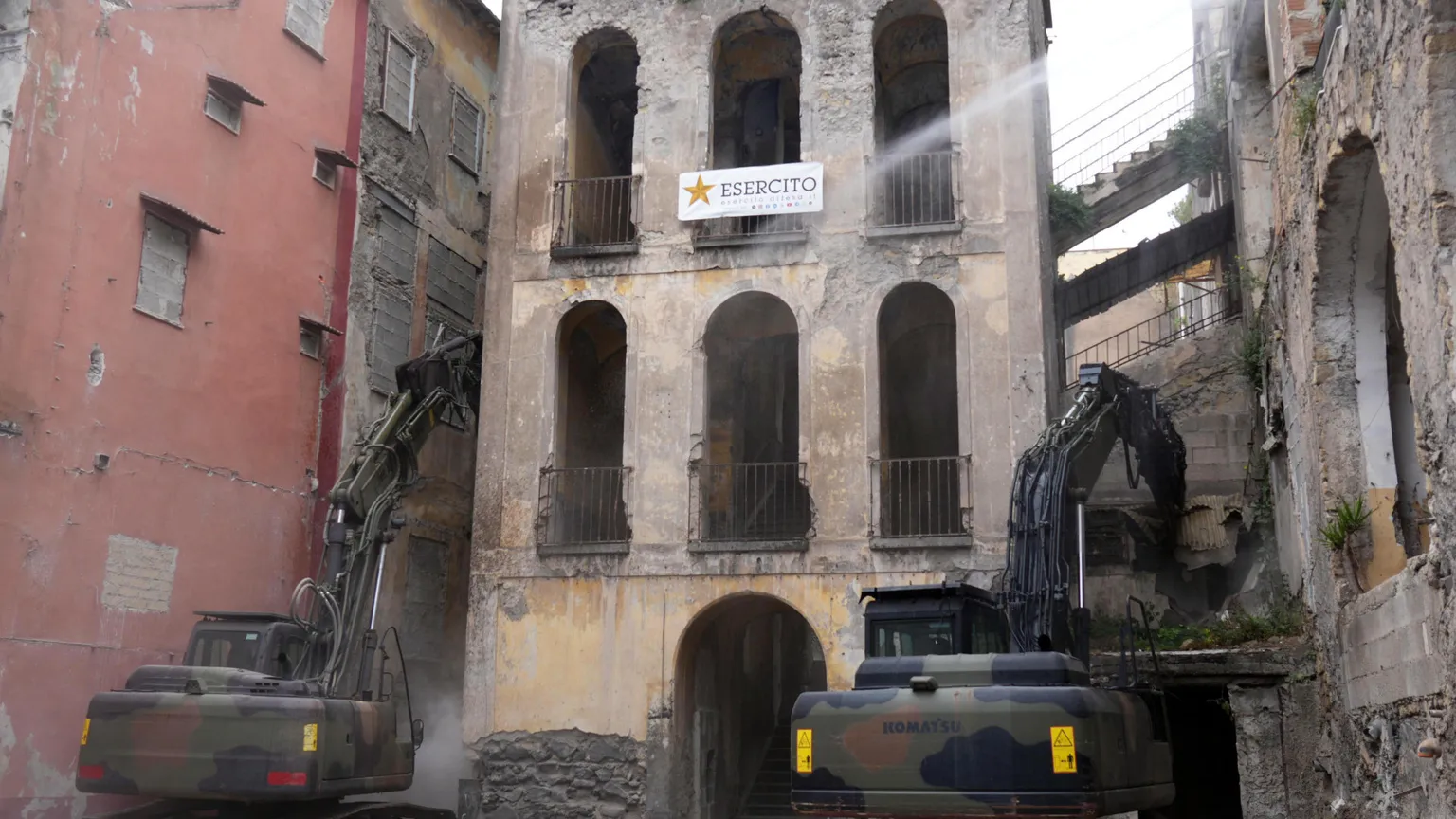 L'inizio dell'abbattimento di Palazzo Fienga a Torre Annunziata (Napoli), 5 maggio 2026