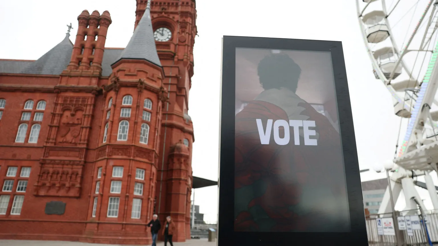 Manifesto elettorale affisso vicino al Senedd, il parlamento gallese, a Cardiff / Reuters