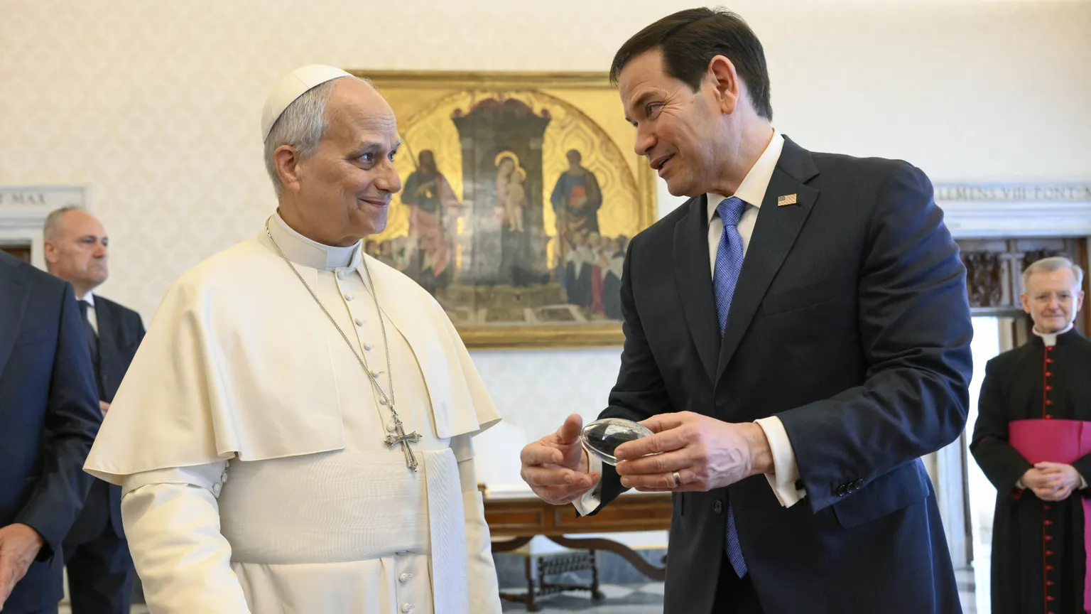 Lo scambio di doni tra il segretario di Stato americano, Marco Rubio, e papa Leone XIV / VATICAN MEDIA