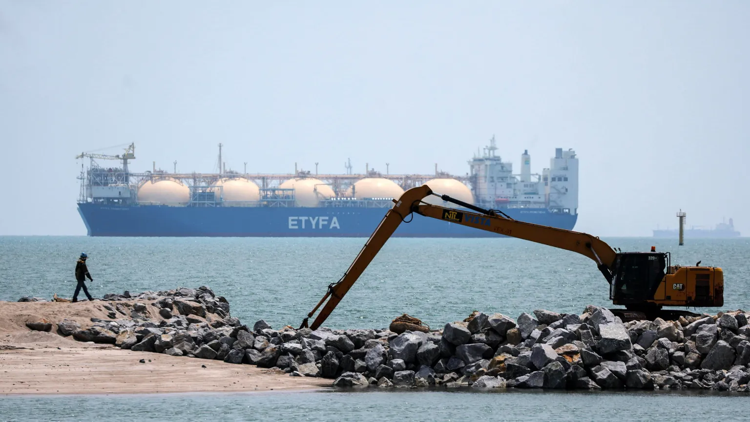 Una nave che trasporta gas liquefatto attraversa lo Stretto di Malacca