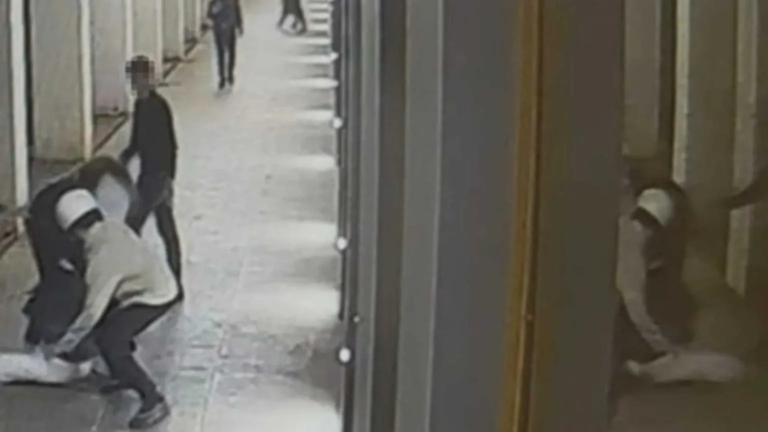 Uno dei momenti della terribile aggressione su Davide ripresa dalle telecamere della zona
