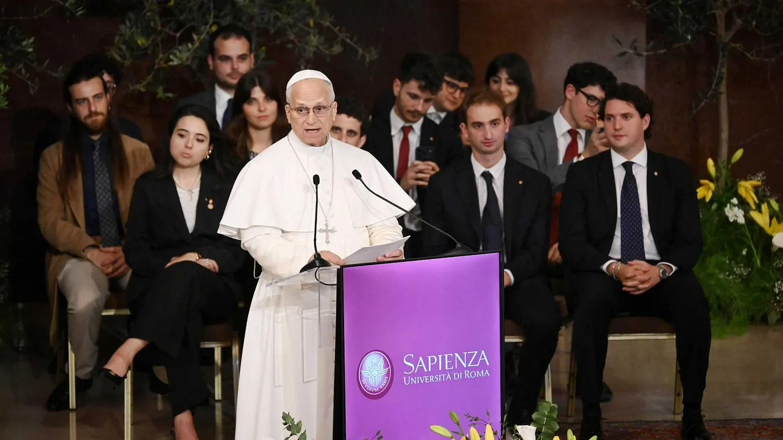 Il Papa all’università La Sapienza: «Non si chiami difesa il riarmo dell’Europa»