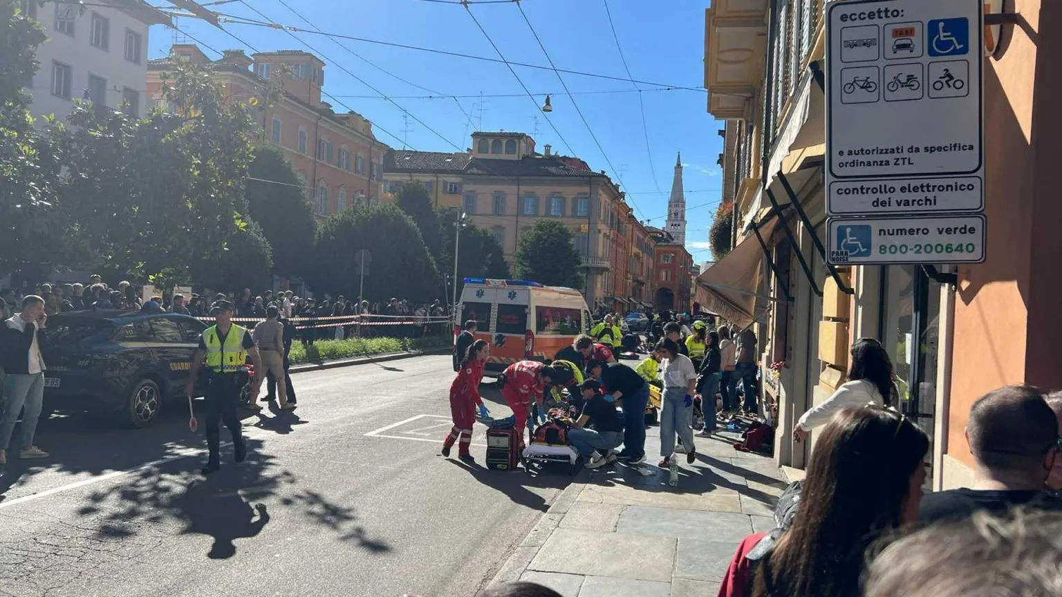 L'auto a 100 all'ora sui passanti, la fuga, il coltello: un giorno di terrore a Modena