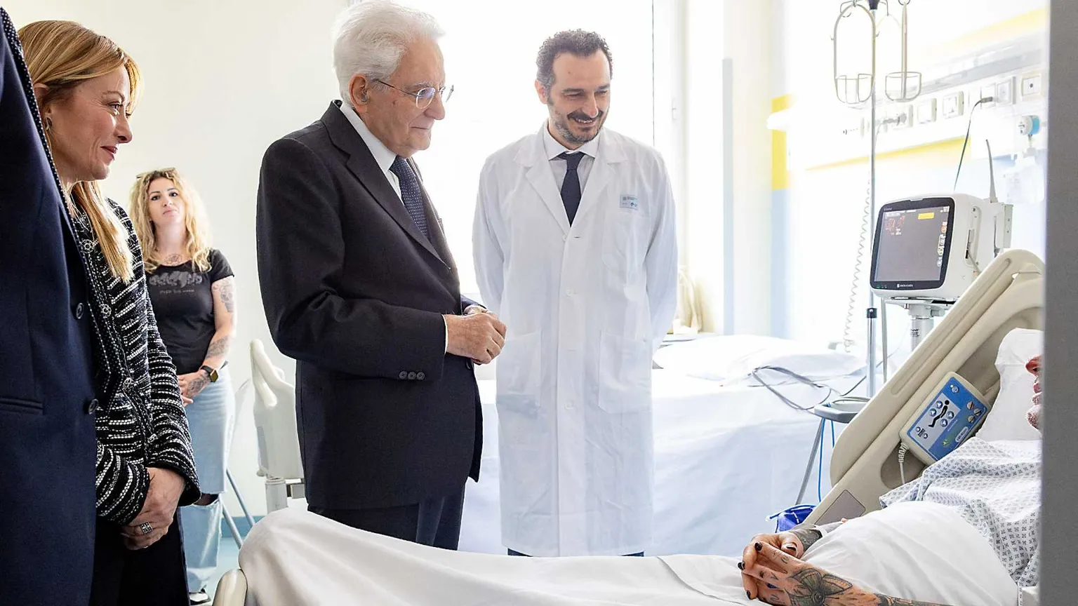 Mattarella e Meloni in ospedale, tra i feriti della tentata strage di Modena