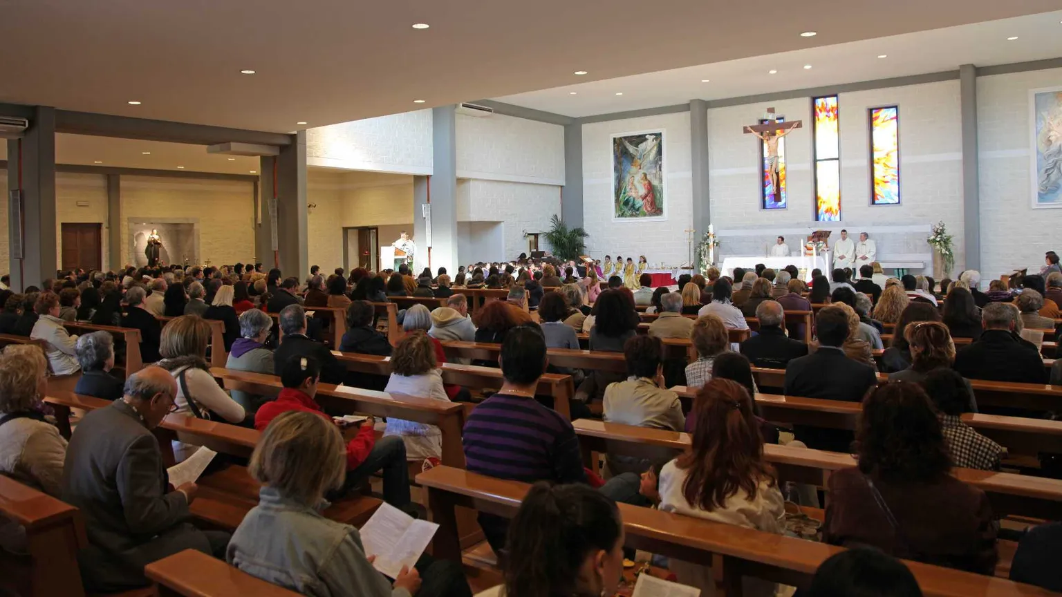 La celebrazione dell'Eucaristia in una parrocchia di Ancona / SICILIANI