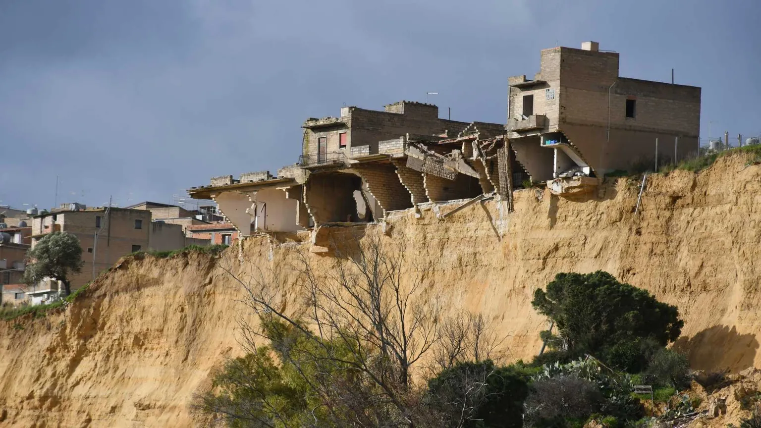 A Niscemi è crollata nel dirupo una palazzina di due piani